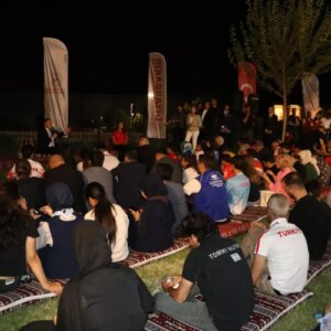 bakan bak diyarbakirda genclerle bulustu 5VrFiFAe