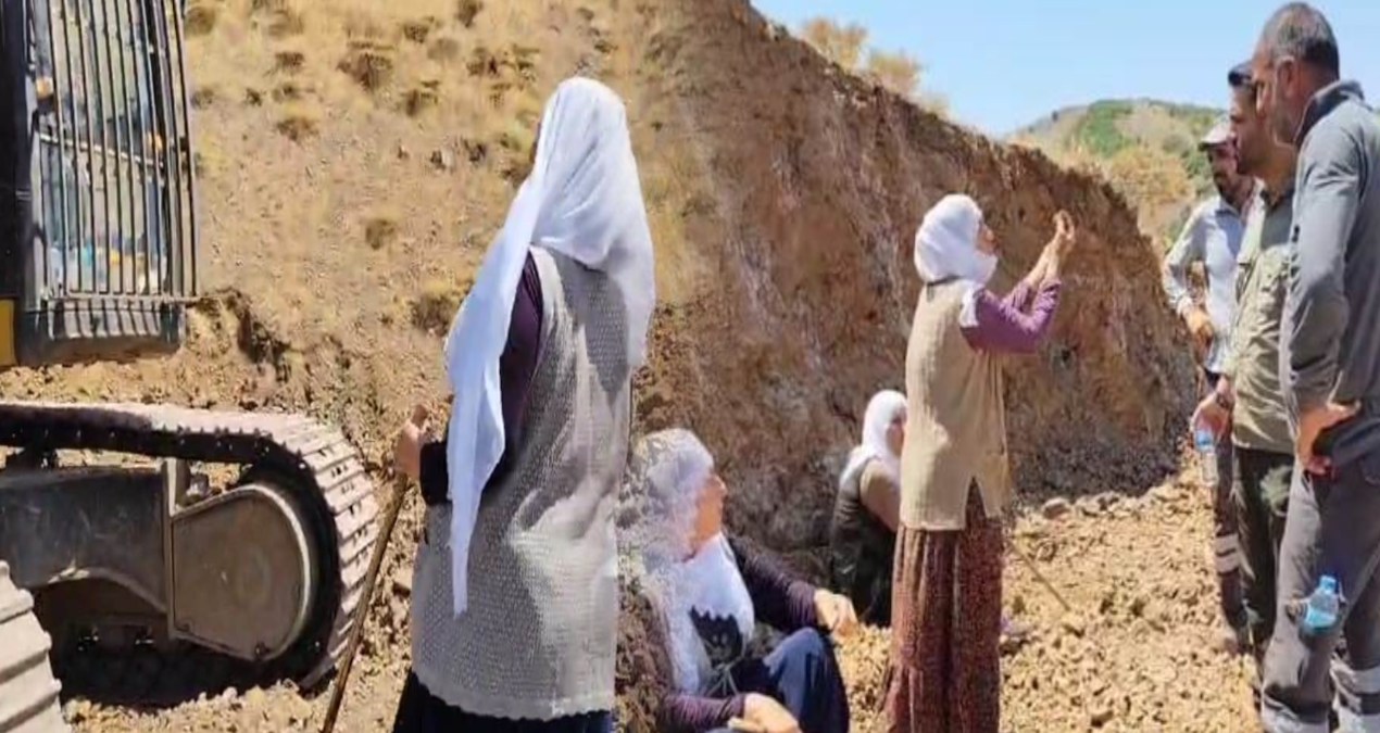 kadinlar is makinalarinin onune sopalarla gezip engel oldular VE3x3aAG