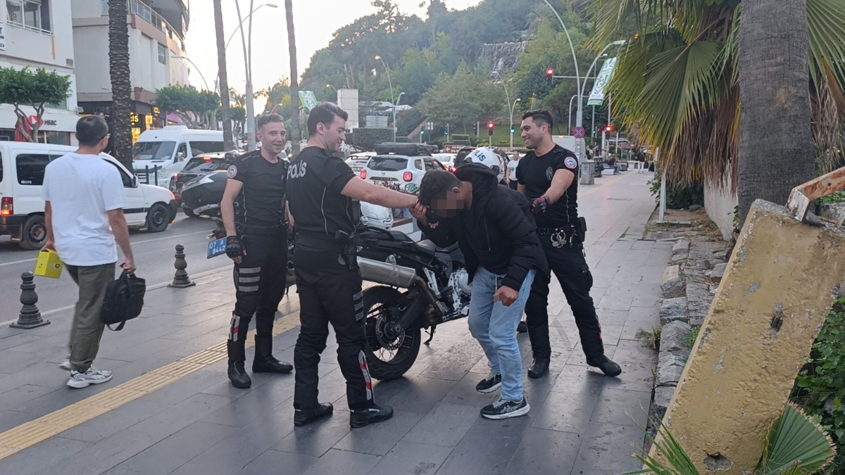 antalyada baygin halde bulunan sahis polisleri gorunce elini optu UkeYH26z.jpg