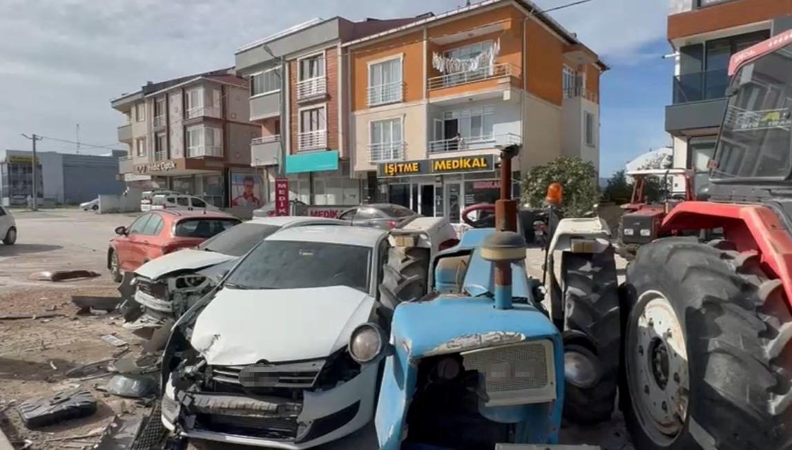 direksiyon hakimiyetini kaybetip 8 araca carpti yIg2qLtz.jpg