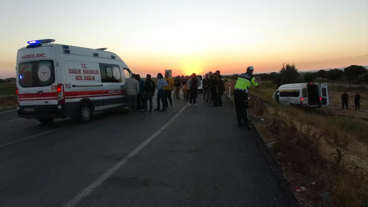 kiliste minibus ve otomobil carpisti 12 yarali HnSsRgl5.jpg