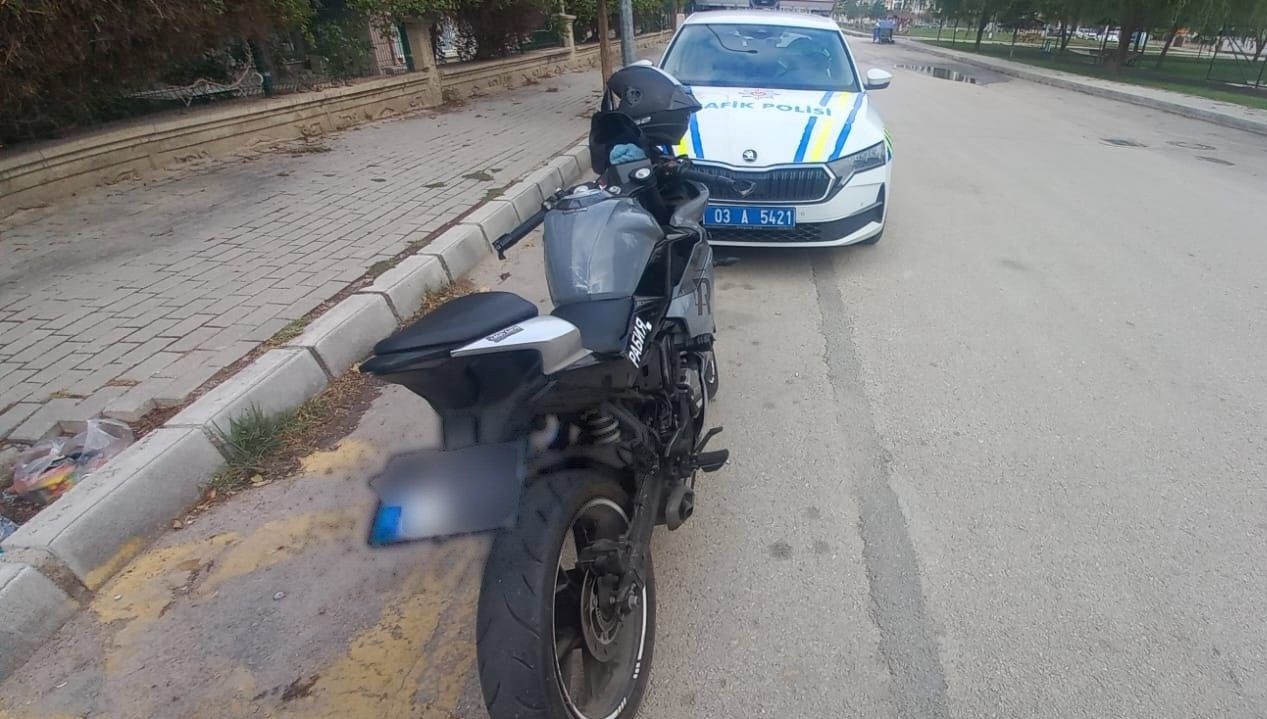 motosikletinin plakasini bantla degistiren surucu polise yakalandi pOmkBnUP