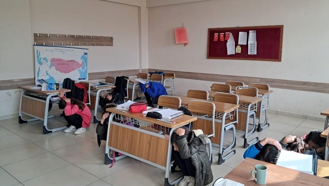 vanda tum okullarda es zamanli tatbikat Q1wGmKff.jpg