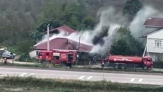 yanginda tek katli ev kullanilamaz hale geldi 5Vggy8FY